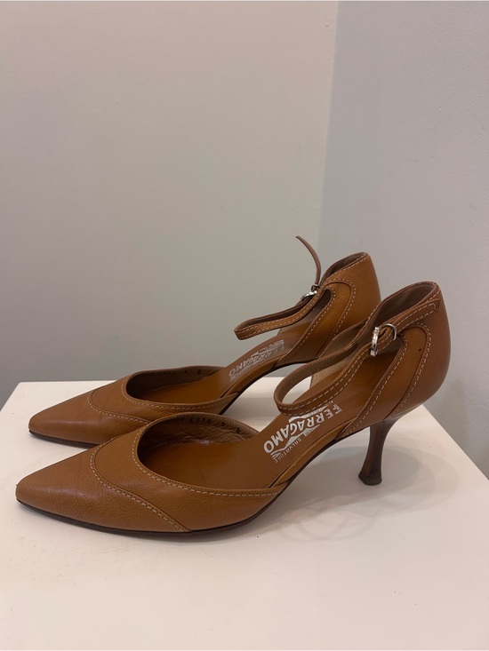 Salvatore Ferragamo Shoes - Authentic Vintage Salvatore Ferragamo Cognac Leather Pointed Toe Kitten Heel